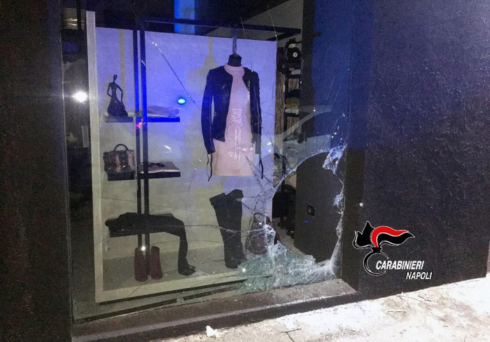 Furto con spaccata nel negozio di griffe a Casoria: tre arresti. IL VIDEO