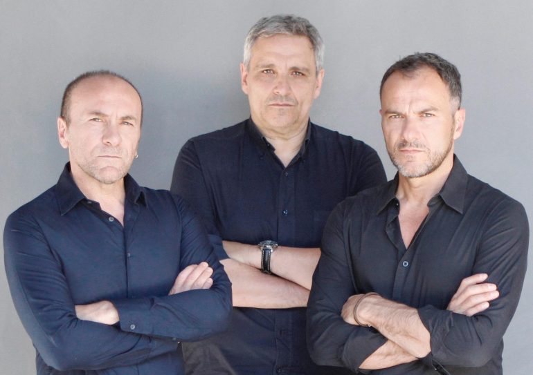 Sette vizi napoletani al Teatro Lendi. Con i fratelli Gallo, la partecipazione straordinaria di Maurizio De Giovanni