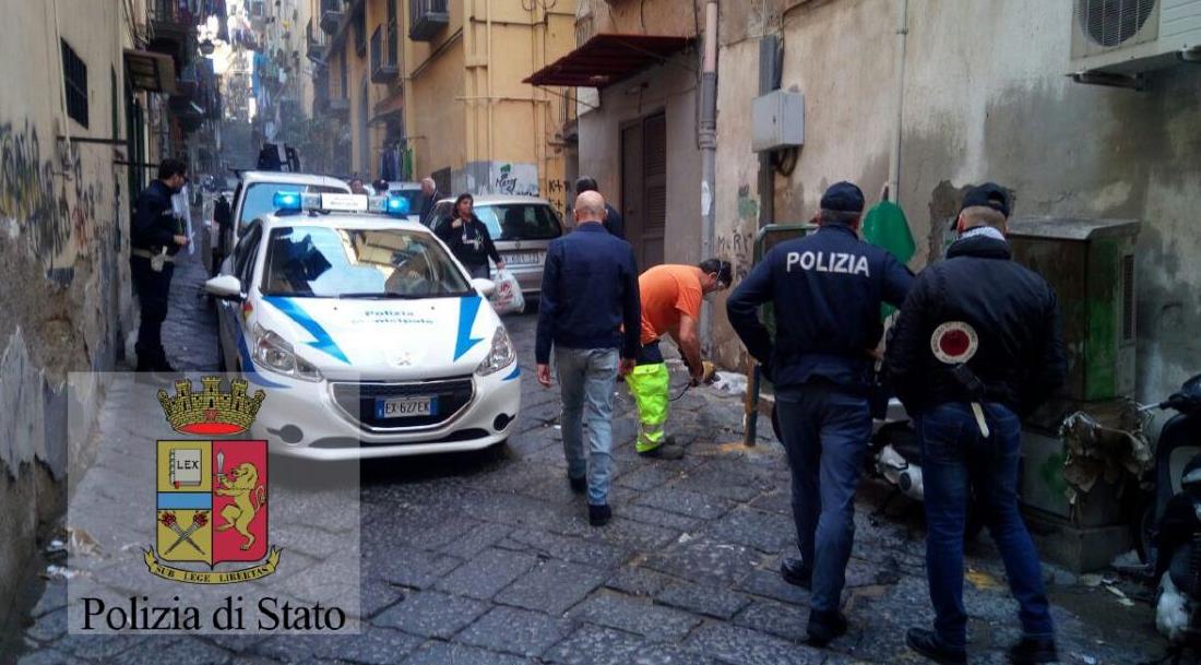 Napoli, la polizia rimuove 200 paletti abusivi ai Quartieri Spagnoli e al Mercato. LE FOTO