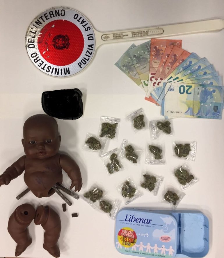 Portici, vendeva droga ai ragazzini, la nascondeva nel Cicciobello della figlia: preso 37enne