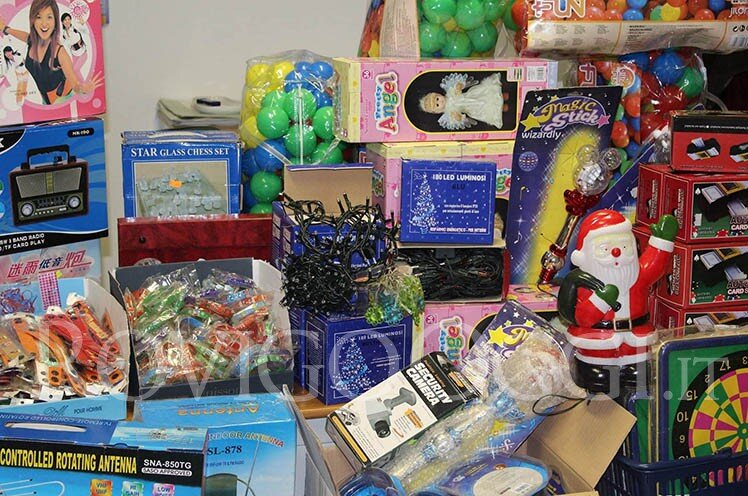 Napoli sequestri di addobbi natalizi alla Maddalena