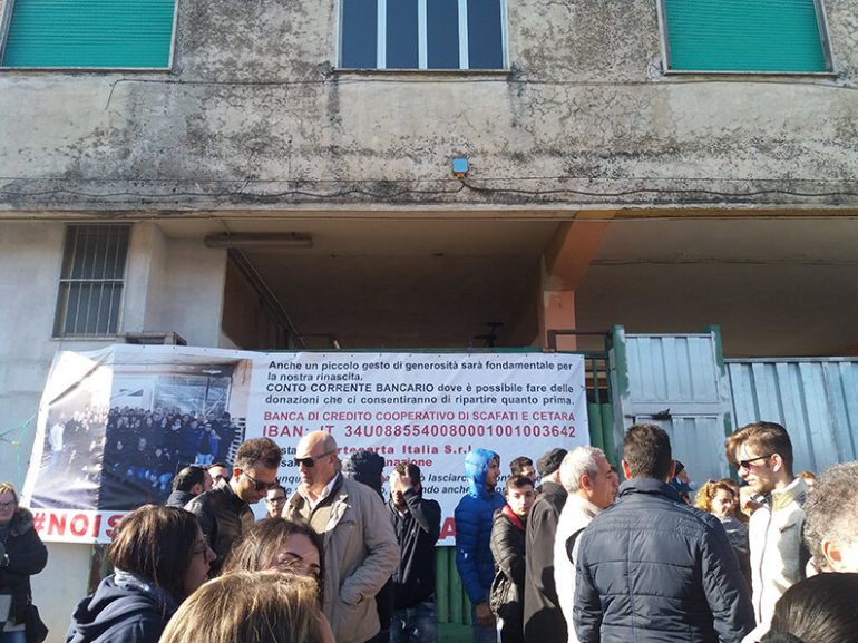 Fabbrica distrutta dalle fiamme a Scafati, l’appello del titolare e dei dipendenti: “Ci hanno portato via i sogni aiutateci”. LE FOTO, IL VIDEO