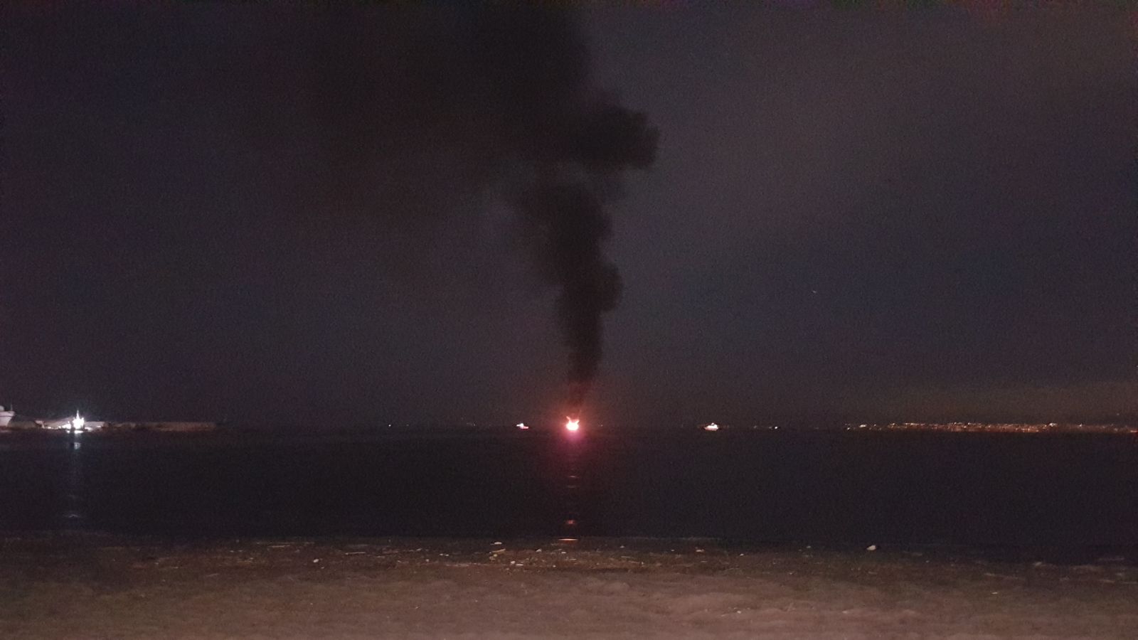 Castellammare, panico nel porto: si incendia barca, portata al largo dalla Capitaneria