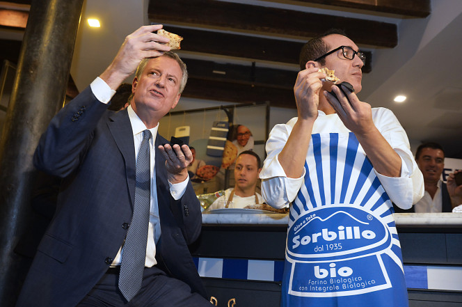 Il sindaco Bill De Blasio all’inaugurazione della Pizzeria Sorbillo a New York