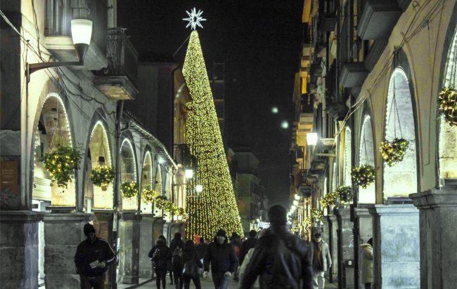 Cava de Tirreni, due 15enni danneggiano albero di Natale, il Sindaco: “Due idoti”