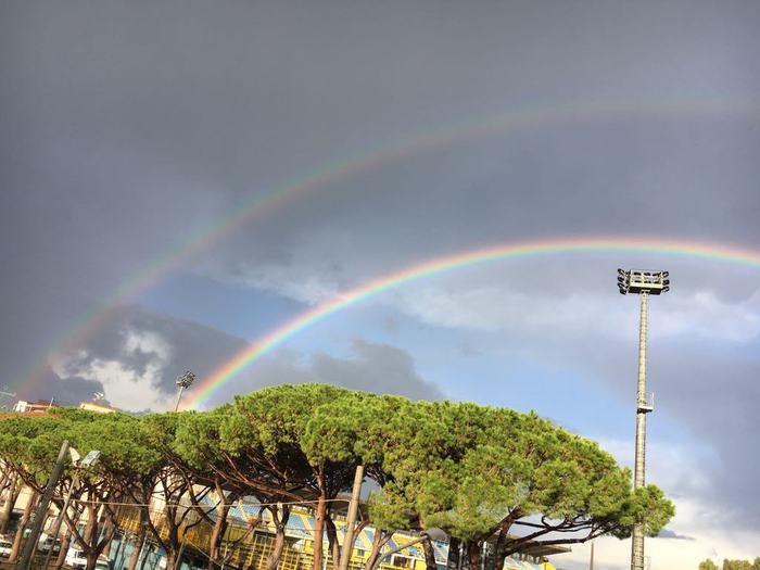 Castellammare: è diventata virale la foto sul web con il doppio arcobaleno con lo stadio sullo sfondo