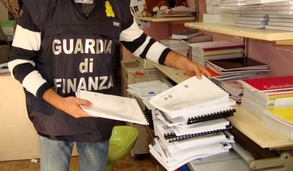 Napoli, fotocopiavano libri per gli studenti: sette denunce