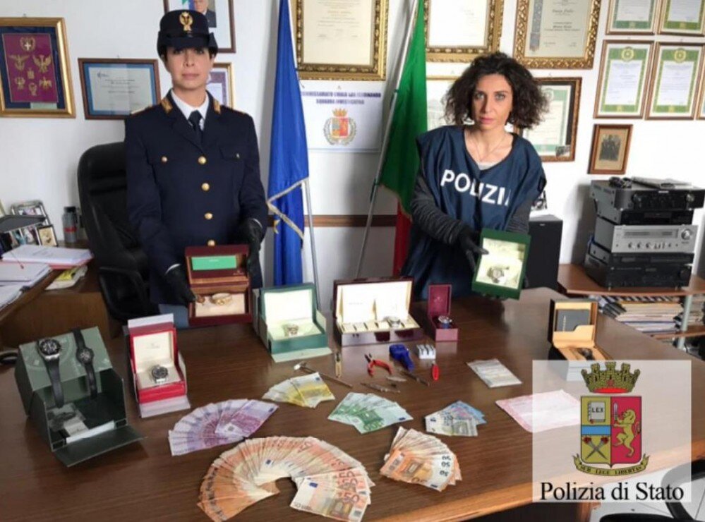 Napoli, recuperati dalla polizia 11 orologi preziosi rubati: 2 denunce. IL VIDEO