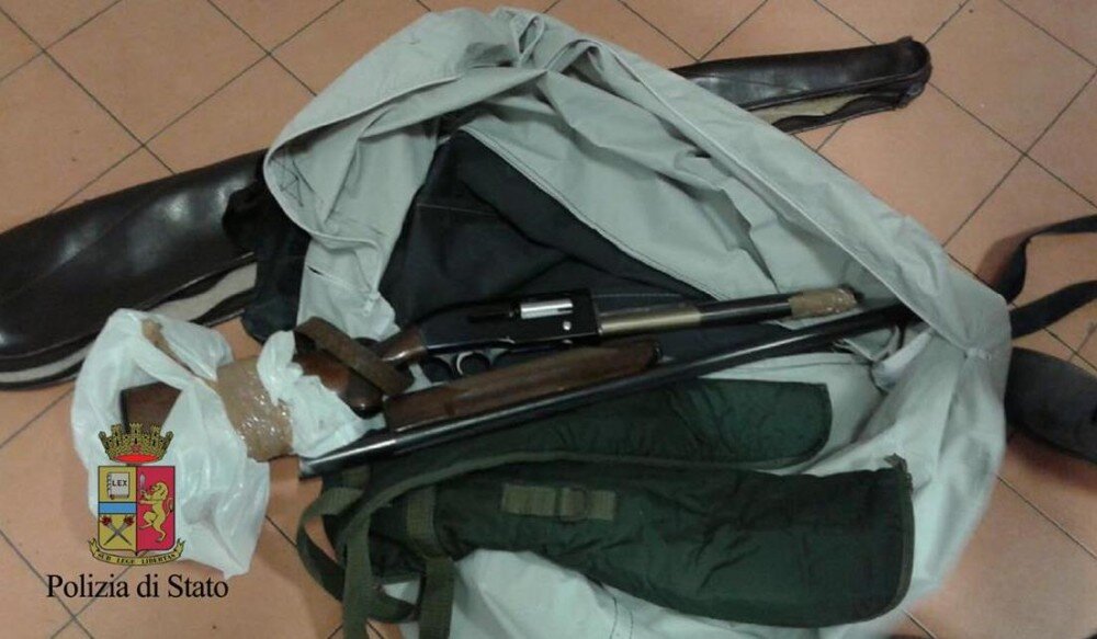 Napoli, trovati due fucili all’interno di un’auto rubata a Bagnoli