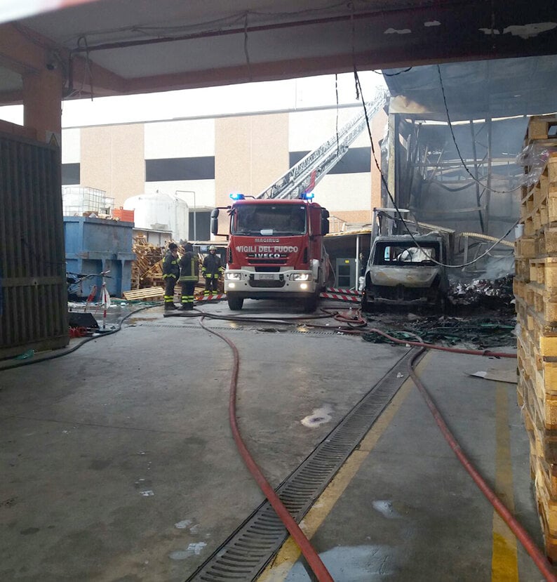 Scafati, incendio doloso: distrutta la fabbrica ArteCarta