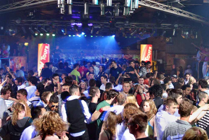 Milano: sequestrata la discoteca con la coca sui tavolini