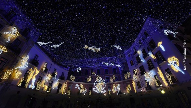 Salerno, partite le Luci d’Artista tra il ricordo delle migranti morte e  lo scontro con Forza Nuova