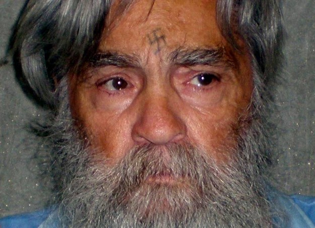 E’ morto in carcere il satanista Charles Manson, spietato assassino e folle ‘guru’ mandante della strage di Bel Hair