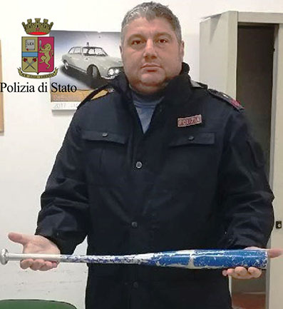 Napoli, minaccia una conoscente con una mazza da baseball: arrestati