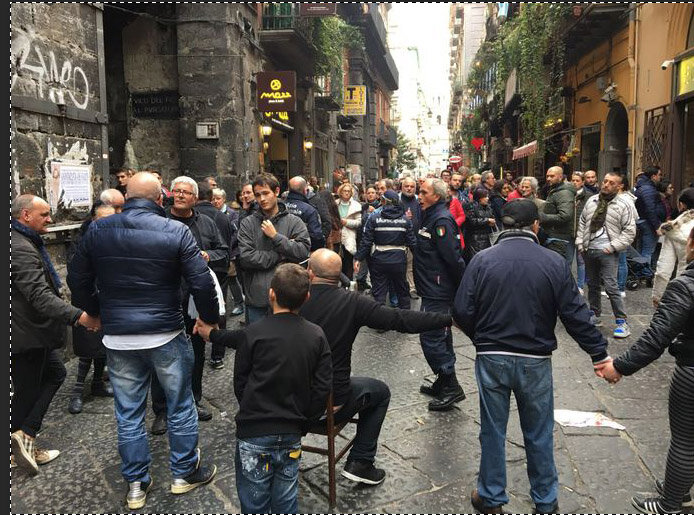Napoli, gli ambulanti abusivi bloccano Decumano: ”Fateci vendere”