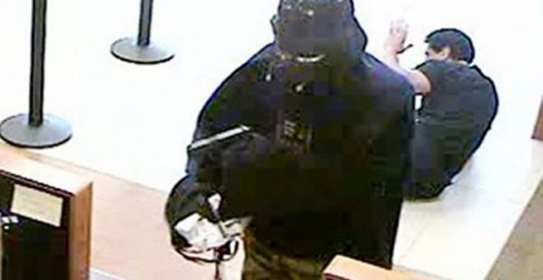 Napoli, colpo da cinquemila euro in una sala scommesse: rapinatore tradito dal Dna