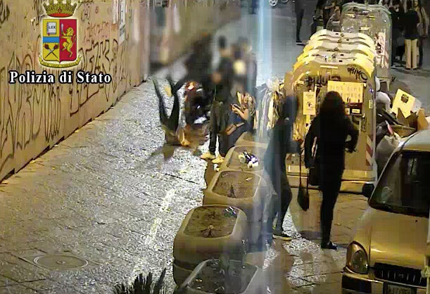 Napoli, il video della rapina choc alla studentessa nel centro storico