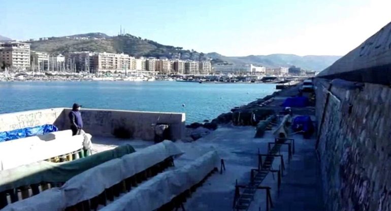 Ingerisce farmaci poi manda la foto al ragazzo mentre sta per  gettarsi in mare: salvata dalla polizia