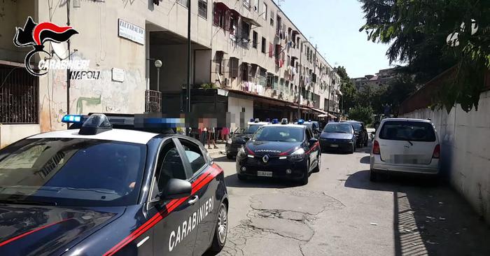 Spaccio nelle vele di Scampia, i carabinieri arrestano due uomini