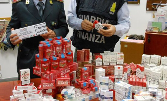 Contrabbando di sigarette a Napoli: arrestato un uomo, sequestrate 2 tonnellate di tle