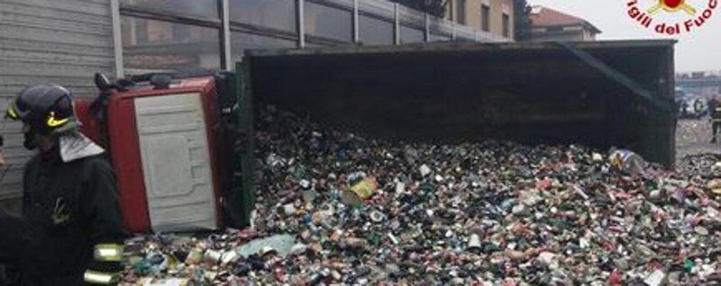 Si ribalta il tir dei rifiuti: circolazione in tilt a Torre del Greco