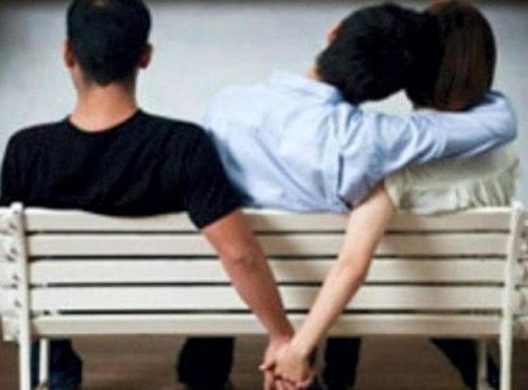 Sparisce con l’amante ma continua a incassare l’assegno di mantenimento dei figli: processo alla mamma