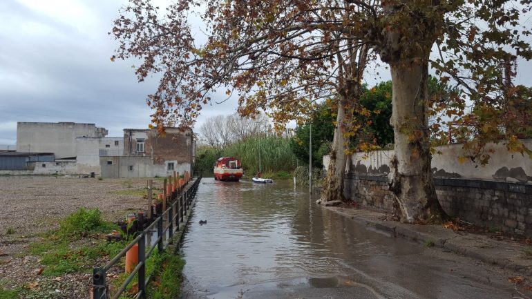 Castellammare, quando la strada diventa fiume: cittadini intrappolati salvati dal mezzo anfibio dei vigili del fuoco. IL VIDEO