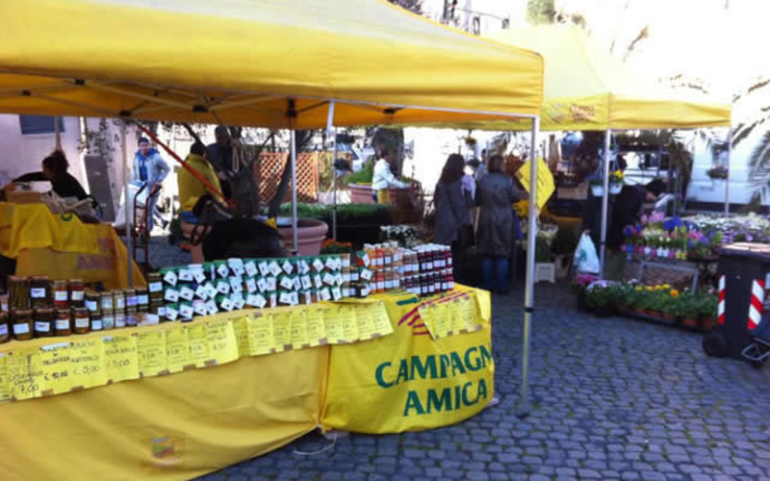 Napoli, il Black Friday dello shopping nel Villaggio del Contadino alla Rotonda Diaz