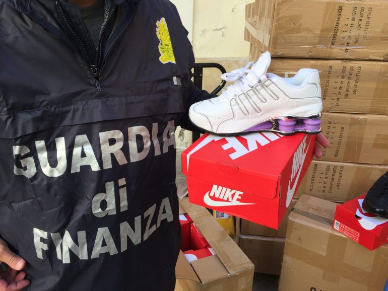 Scarpe contraffatte importate dalla Cina, arrestato a Caserta un cittadino marocchino