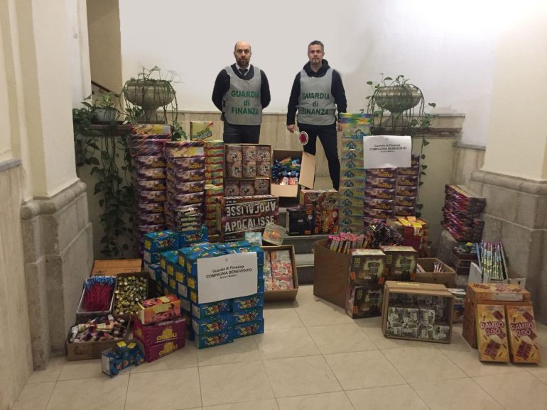 Benevento, la Finanza sequestra 300mila fuochi pirotecnici illegali