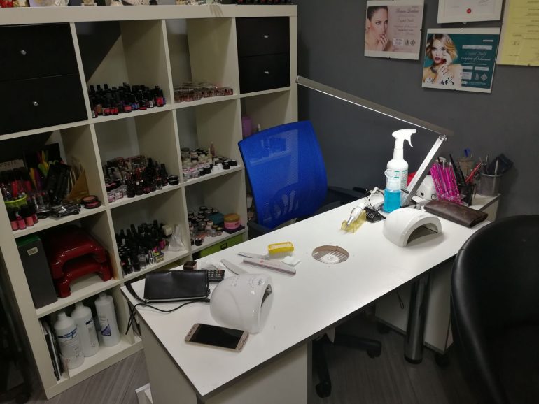 Parrucchiera e estetista abusiva a Cervinara, la Finanza sequestra il salone