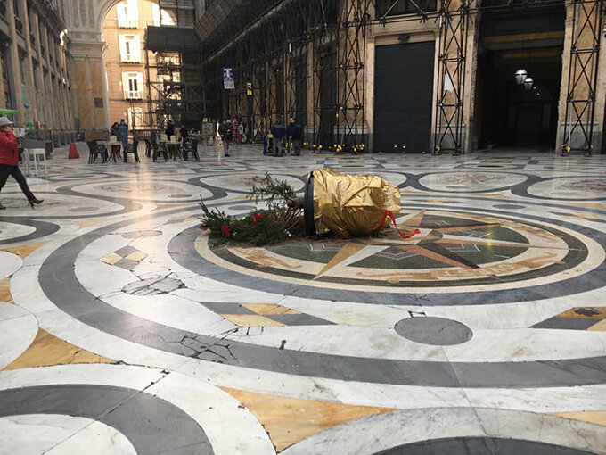 Napoli, di nuovo abbattuto l’albero di Natale della Galleria Umberto I