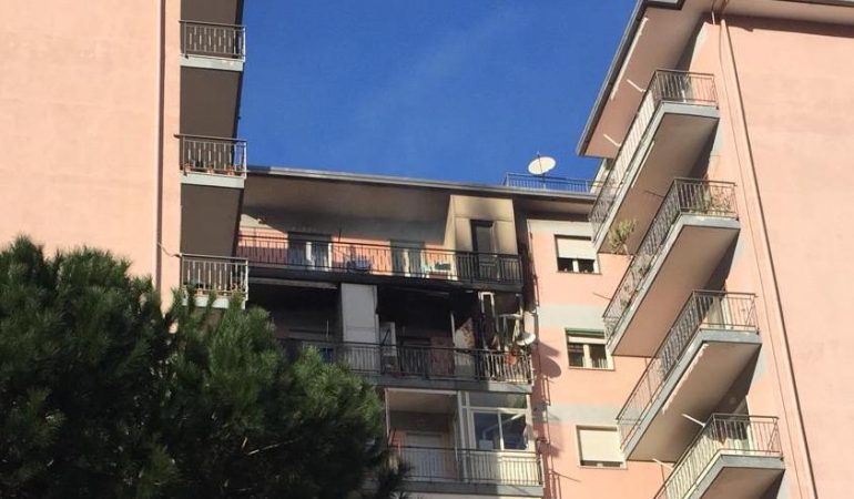 Gragnano. Paura in via Volta: in fiamme un appartamento
