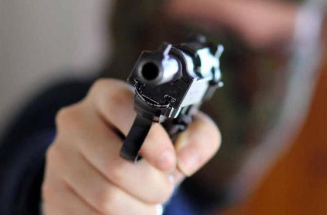 Colpi di pistola attraverso la porta di casa: ferito un pregiudicato