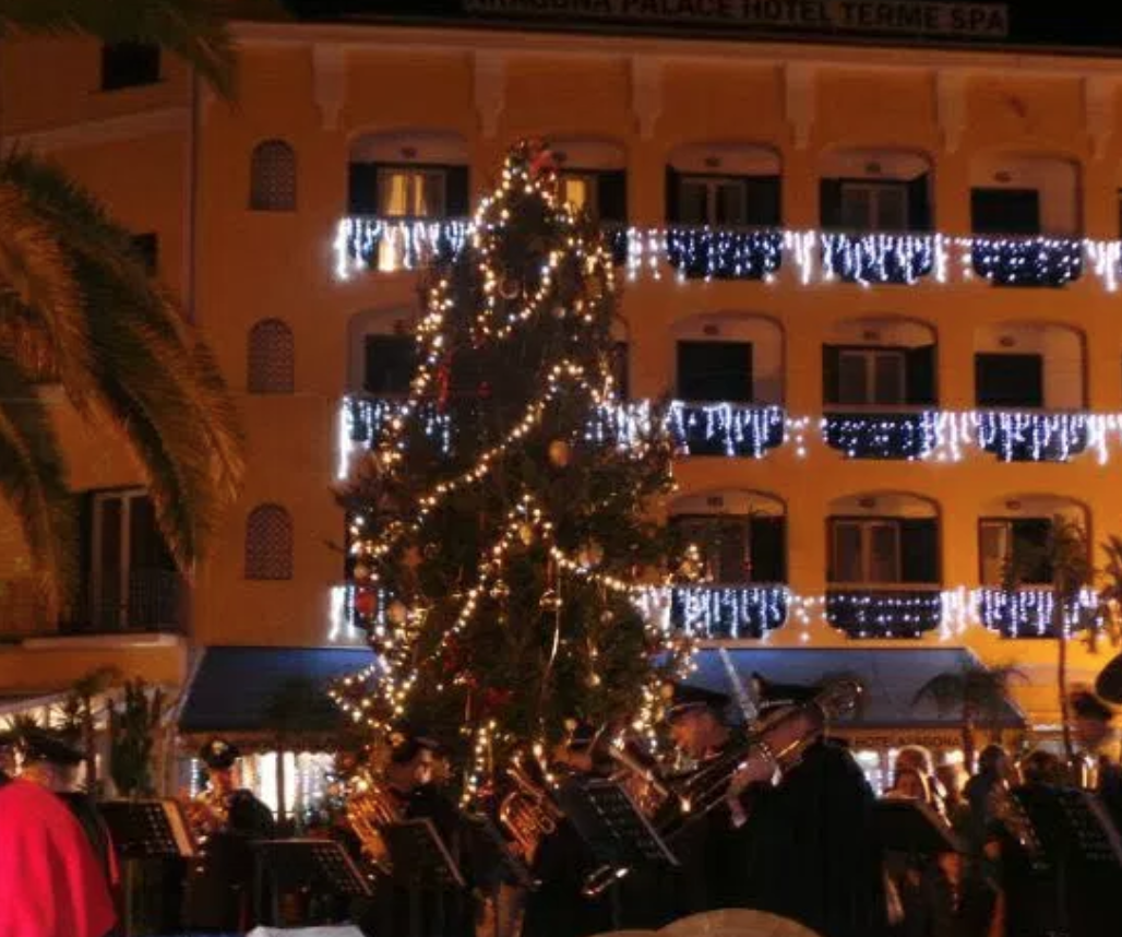 Ischia accende l’albero di Natale in ricordo delle vittime del sisma