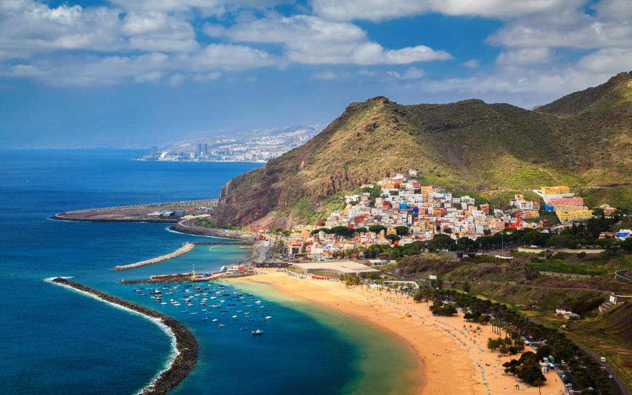 Coi soldi del giro di prostituzione stavano scappando a Tenerife: arrestati