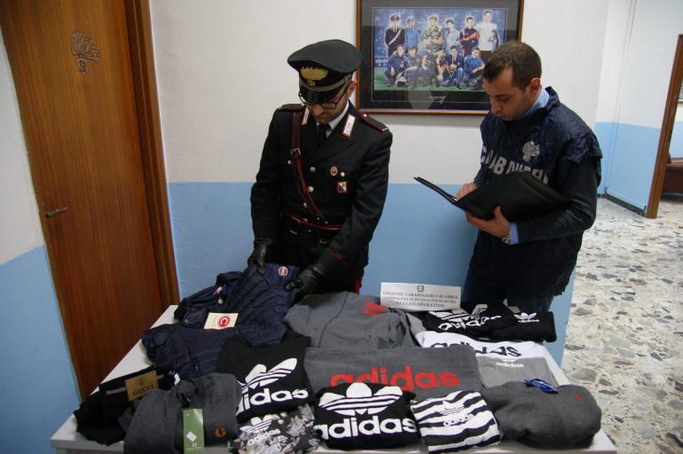 Blitz nel Casertano, centinaia di capi falsi sequestrati
