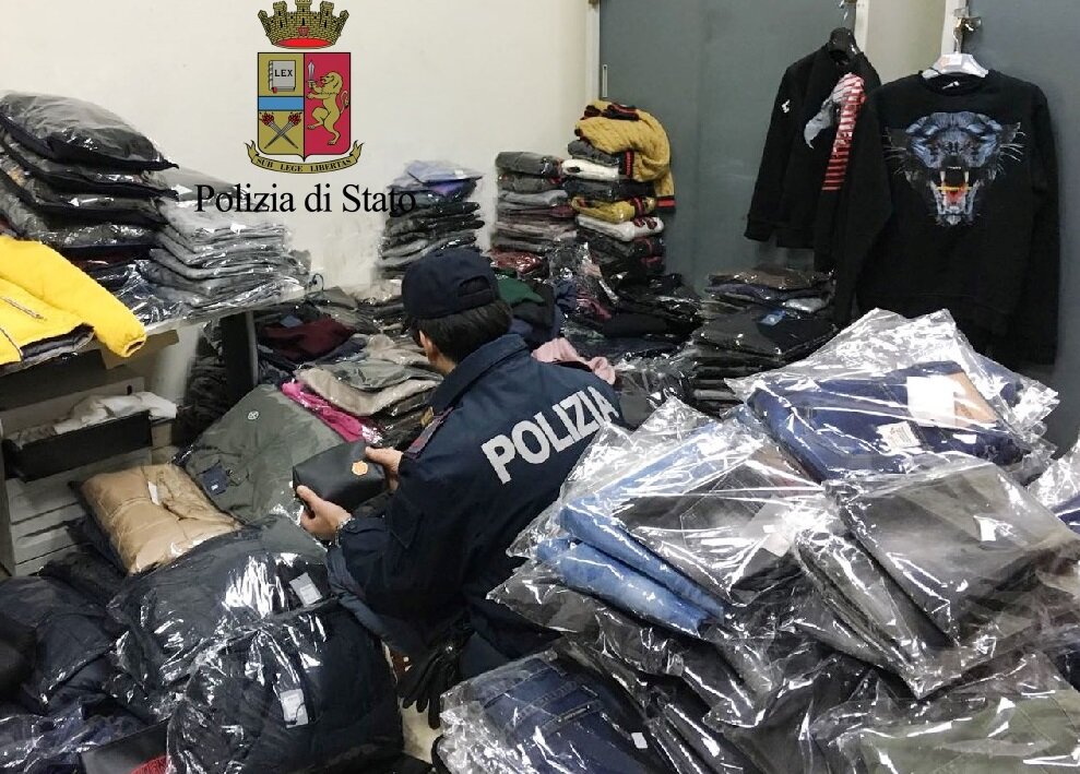Napoli, deposito di abiti contraffatti scoperto alla Vicaria: denunciata 41enne. IL VIDEO
