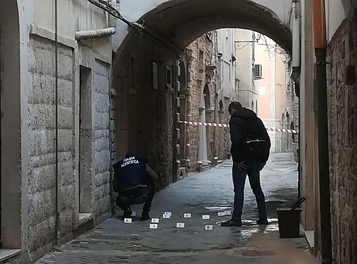Anziana usata come scudo umano uccisa in un agguato in Puglia