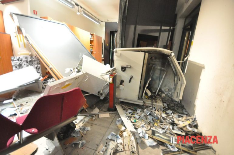 Banditi pronti ad assaltare bancomat: tre arresti a Casalnuovo. Sequestrati esplosivi e chiodi a quattro punte