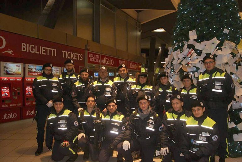 La Protezione civile in giro per Napoli nella notte a portare cibo e assistenza ai senza fissa dimora