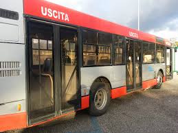 Napoli, raid contro bus a Scampia: frammenti di vetro sui passeggeri