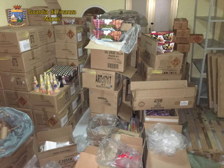 Fuochi d’artificio illegali, Polizia e Finanza sequestrano due quintali di botti ad Acerra