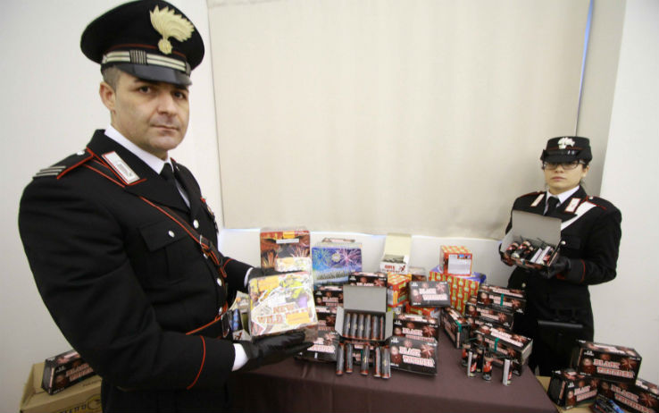 Napoli, i carabinieri sequestrano 57 chilogrammi di fuochi illegali a Scampia