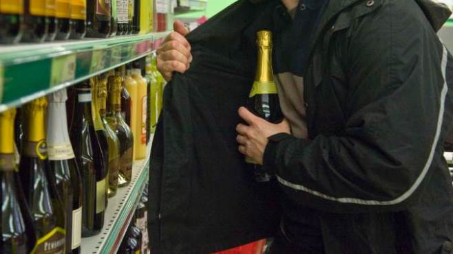 Sant’Agnello, coppia ruba champagne dal supermercato: ai domiciliari