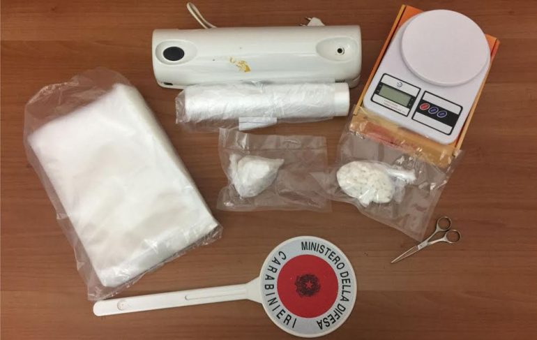 Benevento, cocaina nascosta nel sottoscala di un palazzo: sequestrati 105 grammi