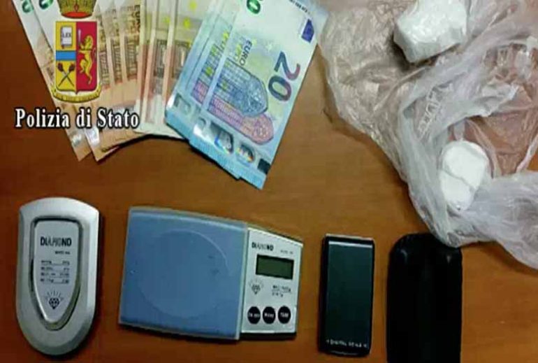 Torre Annunziata, blitz al Penniniello: pensionato trovato con 200 dosi di cocaina. IL VIDEO