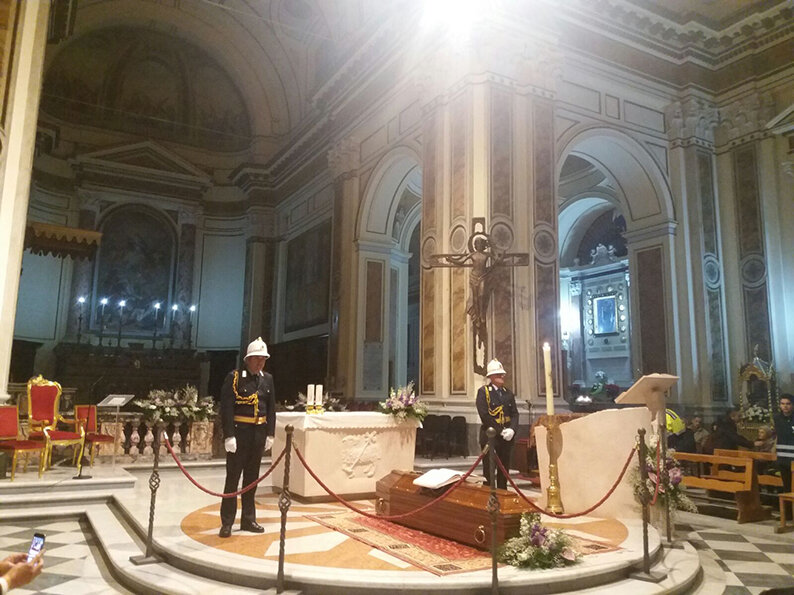 Don Riboldi, omaggio dei fedeli nel Duomo di Acerra