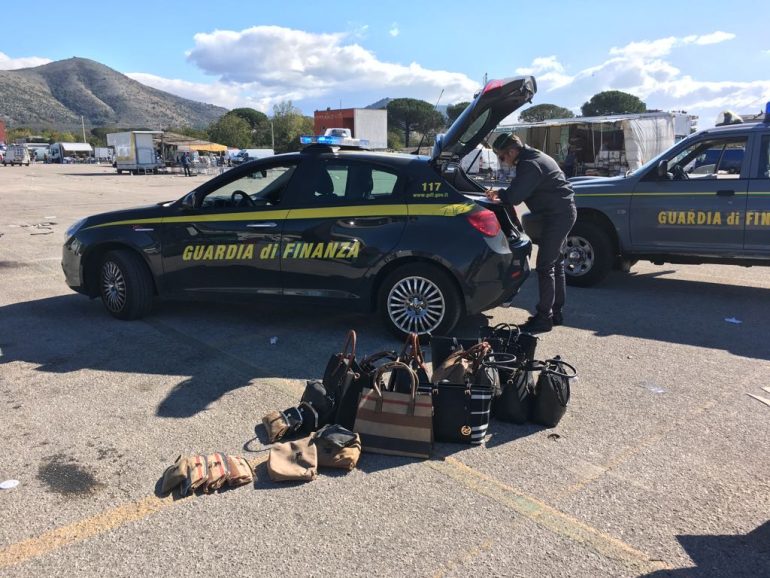 Blitz della Finanza nei mercati di Caserta e Santa Maria: 3 denunce e mille articoli contraffatti sequestrati