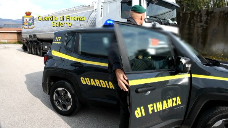 Salerno, la Finanza sequestra 30mila litri di gasolio di contrabbando